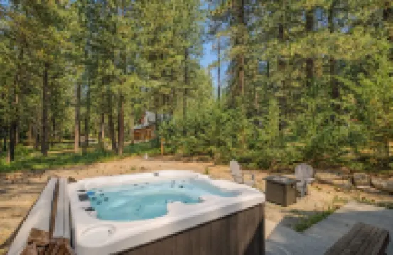 瀑布冒險小屋2卧室的家由NW舒適小屋由RedAwning