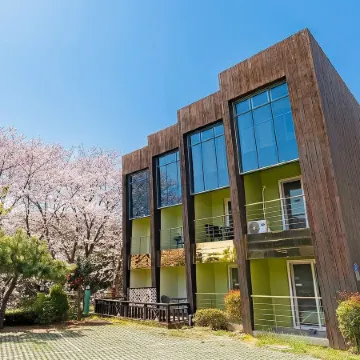 Geojedo Pilos Ocean View Pension Отели рядом с достопримечательностью «Тематический бамбуковый парк «Мэнджонджук»»