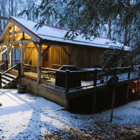 Moore Hollow Cabin in the Heart of Hocking Hills-Covered Hot Tub, Private, Cozy!