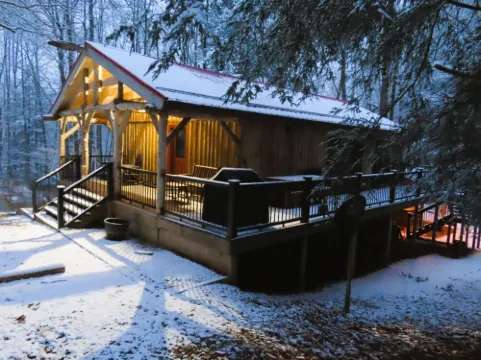 Moore Hollow Cabin in Hocking Hills-Covered Hot Tub/on-Site Hiking/Pet Friendly Hotels in Laurel Township