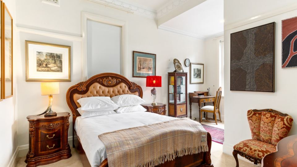 Eclectic Art Deco Apartment in great location