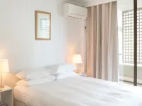 Beachfront Manly Apartment With Balcony & Parking