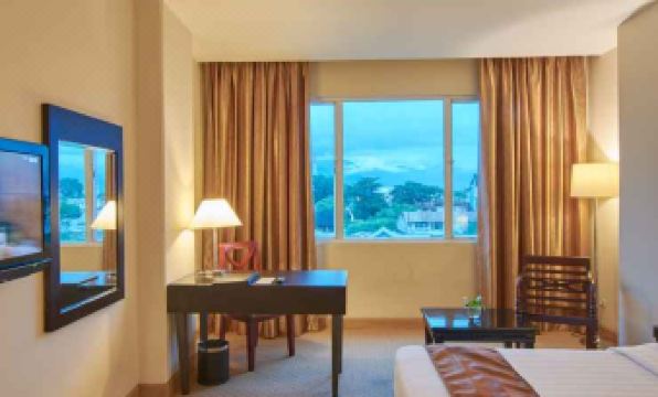 Rocky Plaza Hotel Padang - Housity