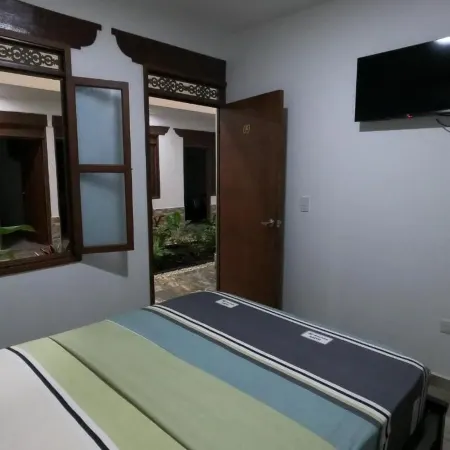 HOTEL COLONIAL A 100 MTS DE LA BASILICA Отели в г. Гуадалахара де Буга