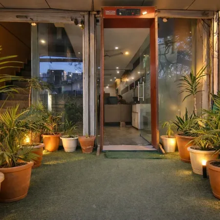 Hotel Aravali Residency Near Ilbs, Vasant Kunj Отели рядом с достопримечательностью «Храм Чаттарпур»