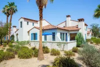 Setting the Standard by Avantstay Luxury Villa - parking