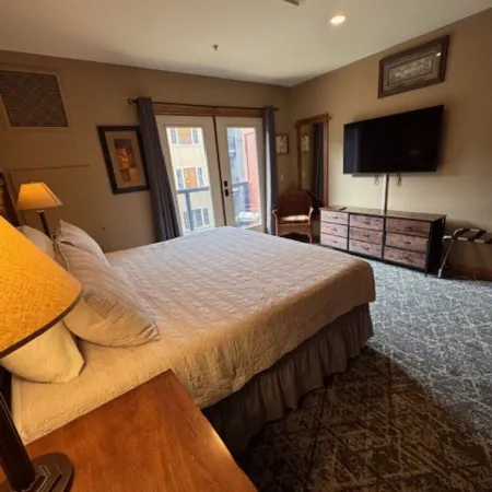Studio Resort Room at Silver Mtn Resort to Ski/Board or Bike 30 min to Hiawatha
