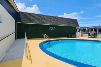 Spinnaker Inn of Naples - Swimmingpools