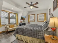 Escape to the Clouds: The Berry Barn Awaits You! Hotels in Pine Swamp