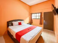 RedDoorz Casa Delray Syariah at Pantai Pelabuhan Ratu Hotels in Cisolok