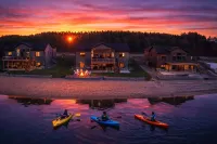 Sunset Shore: Private Beach; Garage Bar; Near WI Dells; King Beds, Massage Chair