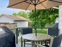 2 BATHROOM Executive Cottage with Office Hotels in Sarnia