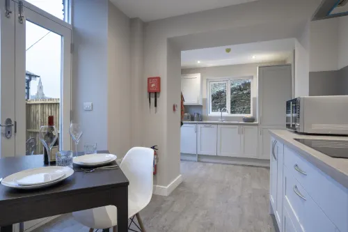 The Hideaway with Cosy Fireplace by LetMeStay - Apartments