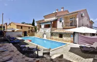 Lovely poolside apartment in Tar