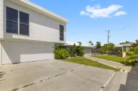 Spacious 4-bed Coastal Home With Pool - بيت ضيافة
