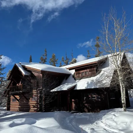 4 Bedroom Luxury Ski in/ Ski Out Powder Ridge Cabin W/ Hot Tub