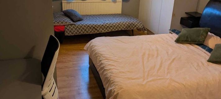 Central Large House close to Heathrow Hotels in Slough