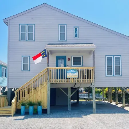 Canal Front + Walk to Beach -Quiet Late Summer Weeks Available
