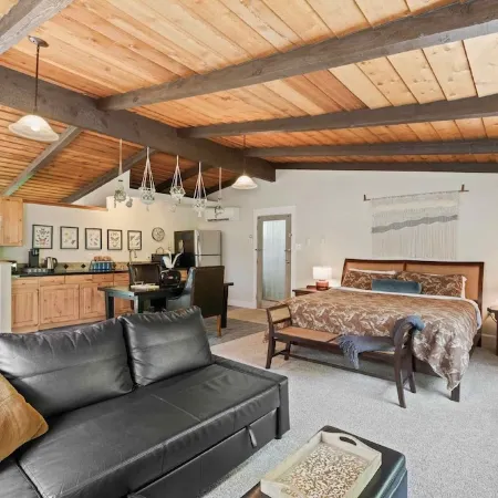 Cozy Up at a Nature Inspired Boutique Studio in the Trees - River Nearby