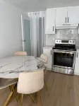 Oshawa  Suite  Open Kitchen  Living Space - Alojamientos