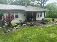 Whitley Woods Cottage, secluded on 80 acres, Chadwick MO - Homestays