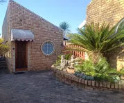 Private cottage, sleeps 2, perfect for work & play - Mountain view