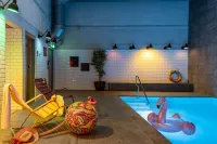 Moxy Amsterdam Houthavens - piscina