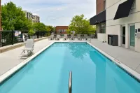 Hampton Inn & Suites Greensboro Downtown - parking