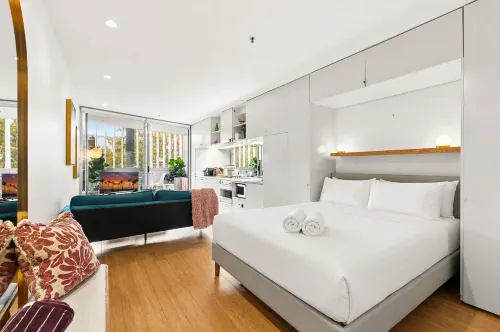 Poolside Studio Retreat Near Oxford Street - 4-Star