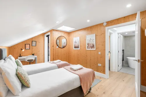 Green Mews 1 with Free Parking | By My Getaways - 2-Star