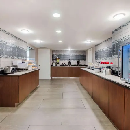 La Quinta Inn & Suites by Wyndham Baltimore BWI Airport