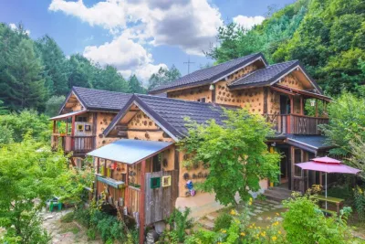 Pyeongchang Dolbaenamu Segeuru Pension Отели рядом с достопримечательностью «Lee Hyo Seok Literature Forest»