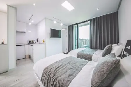 บาย เดอะฮิลล์ เชจู