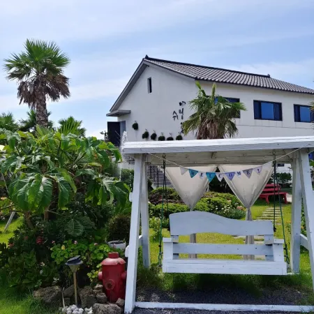 Jeju Swieonggapseoye Pension Отели рядом с достопримечательностью «Пляж Вольчжон»