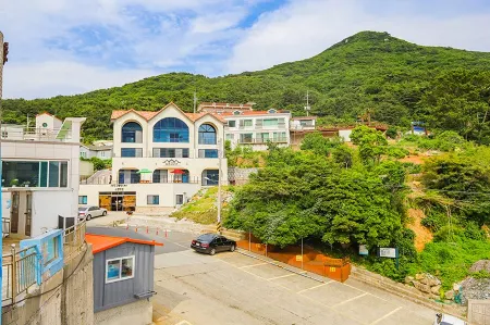 Geoje Island the Grace Pension Отели рядом с достопримечательностью «Geoje Haegeumgang ("Mount Kumgang of the sea")»