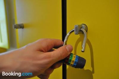 Single Bed in Female 4-Bed Dormitory Room Mana Mana Youth Hostel Photo