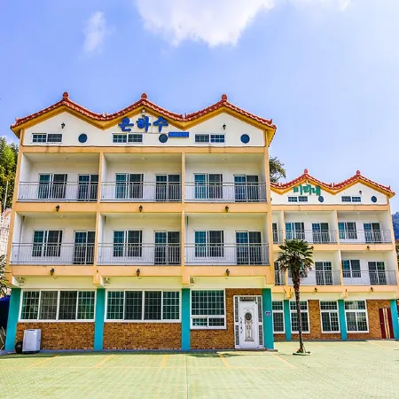 Geoje Island Milky Way Pension Отели рядом с достопримечательностью «Скала Синсондэ»