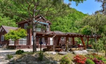 Hoengseong Dongdangmi Valley Campground and Dongdangmi Pension