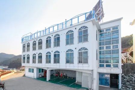 Tongyeong Wave Sound Pension Отели рядом с достопримечательностью «Skyline Luge Tongyeong»