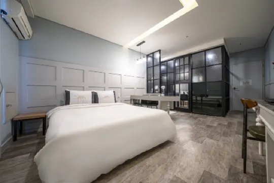 Sanbon Kkumuigungjeon Отели рядом с достопримечательностью «Hansei University»