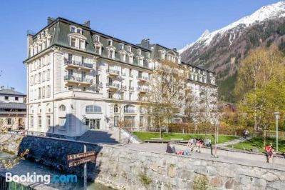 Apartment with Mountain View