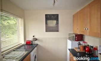 Boswell - Large Balcony Apartment & Parking - 2 Bedrooms - Close to Town & Racecourse