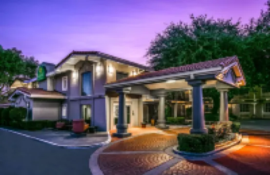 La Quinta Inn by Wyndham Dallas Uptown Hotels near Mockingbird Station
