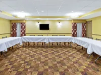 La Quinta Inn & Suites by Wyndham Salina Hotels in Salina