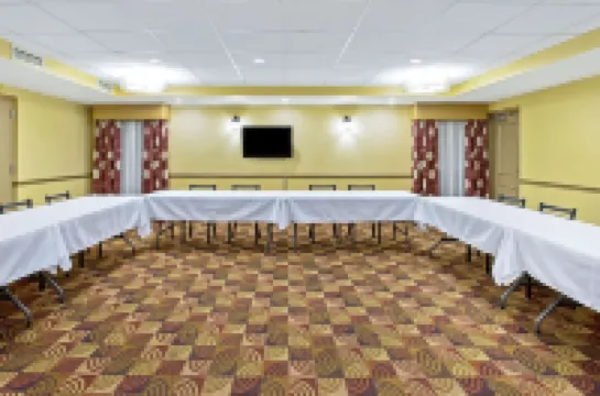 La Quinta Inn & Suites by Wyndham Salina Hotels in Salina