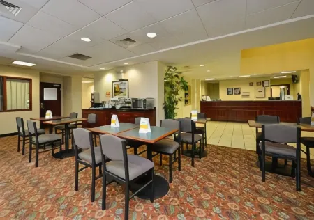 Comfort Inn & Suites Отели в г. Морхед