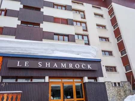 Le Shamrock (Le Lac) Отели в г. Тинь