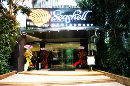 The Mira Central Park Hotel Отели рядом с достопримечательностью «Nhà thờ Phêro-Gx Tân mai»