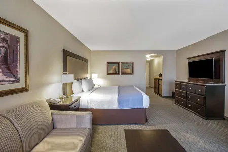 La Quinta Inn & Suites by Wyndham Paso Robles Отели рядом с достопримечательностью «PARK STREET GALLERY»