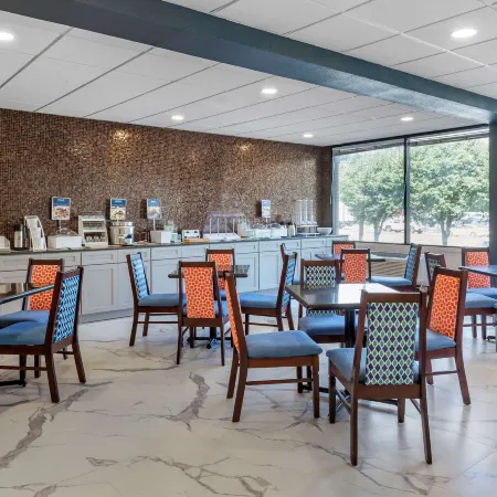 Clarion Pointe Raleigh Midtown Отели рядом с достопримечательностью «Торговый центр Triangle Town Center»